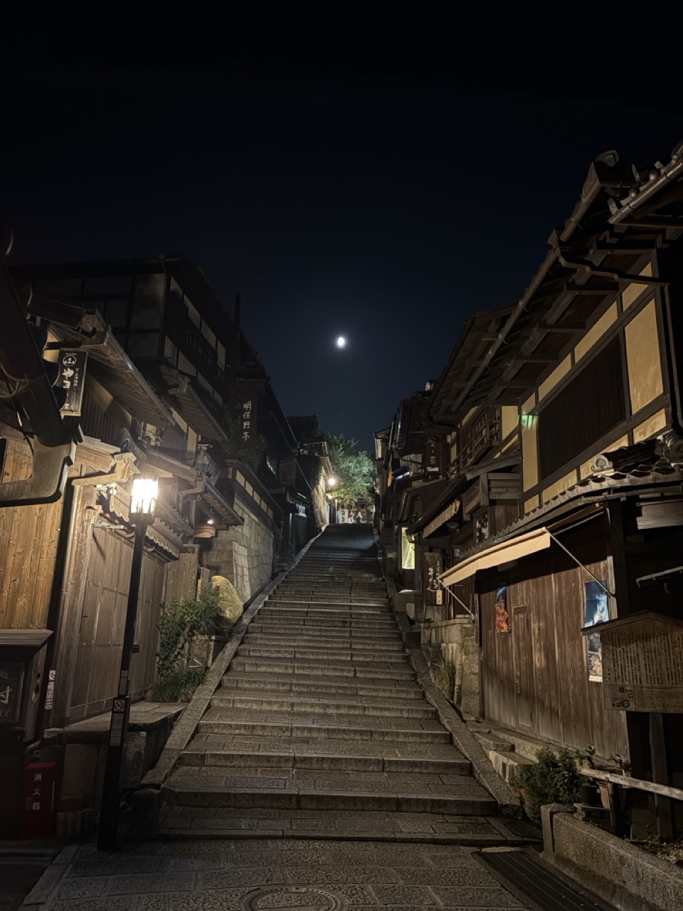 The steps at Ninenzaka and Sannenzaka at night